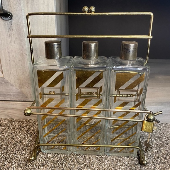 Vintage Decanter with Caddy, three bottle tantalus w Scotch, Bourbon Gin Labels - Picture 2 of 15